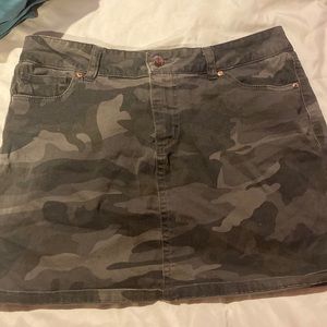 Camo size 9 Bluespice skirt